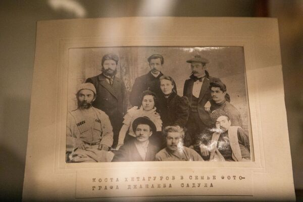 Коста Хетагуров в семье фотографа Джанаева Садула - Sputnik Южная Осетия
