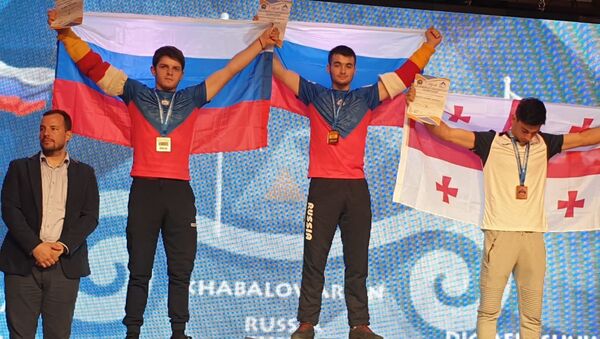 Амрестлер из Южной Осетии Арсен Хабалов (второй справа) выиграл чемпионат Европы - Sputnik Южная Осетия