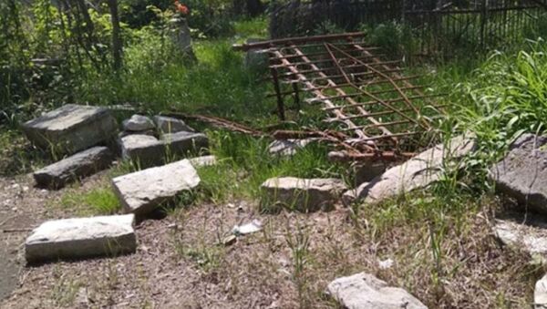 Неизвестные вандалы устроили погром на кладбище во Владикавказе - Sputnik Южная Осетия