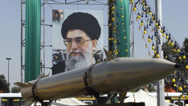 Ракета, перед плакатом верховного лидера Ирана аятоллы Али Хаменеи, во время военной выставки - Sputnik Южная Осетия