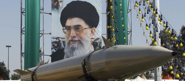 Ракета, перед плакатом верховного лидера Ирана аятоллы Али Хаменеи, во время военной выставки - Sputnik Южная Осетия