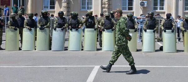 Силовики  у парламента Абхазии  Силовики  у парламента Абхазии  - Sputnik Южная Осетия