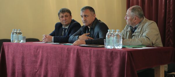 Встреча президента РЮО Анатолия Бибилова с жителями села Хетагурово Встреча президента РЮО Анатолия Бибилова с жителями села Хетагурово - Sputnik Южная Осетия