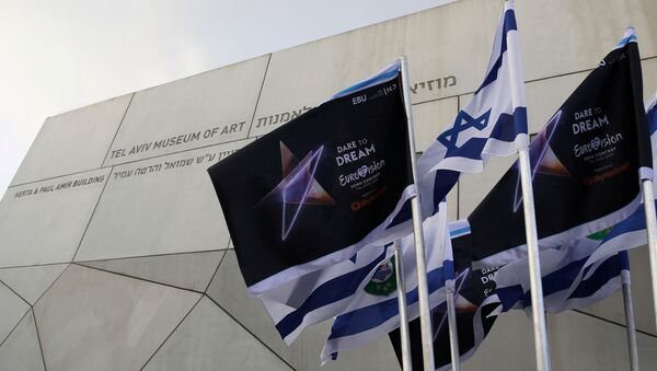 Израильские флаги и флаги с логотипом конкурса Евровидение-2019 развеваются возле Музея искусств в Тель-Авиве - Sputnik Южная Осетия