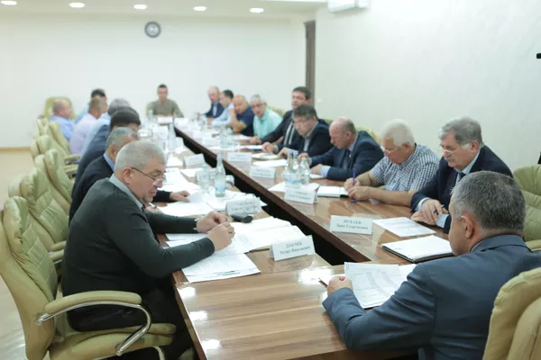 Тотальный контроль: в Цхинвале обсудили реализацию Инвестпрограммы 2019 года Тотальный контроль: в Цхинвале обсудили реализацию Инвестпрограммы 2019 года - Sputnik Южная Осетия