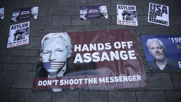 Плакаты в поддержку основателя WikiLeaks Джулиана Ассанжа возле магистратского суда в Лондоне - Sputnik Южная Осетия