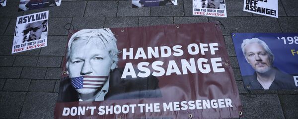 Плакаты в поддержку основателя WikiLeaks Джулиана Ассанжа возле магистратского суда в Лондоне Плакаты в поддержку основателя WikiLeaks Джулиана Ассанжа возле магистратского суда в Лондоне - Sputnik Южная Осетия