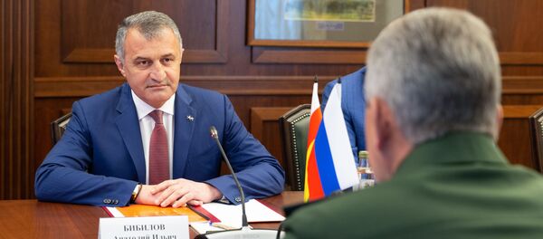 Встреча Анатолия Бибилова и Сергея Шойгу Встреча Анатолия Бибилова и Сергея Шойгу - Sputnik Южная Осетия