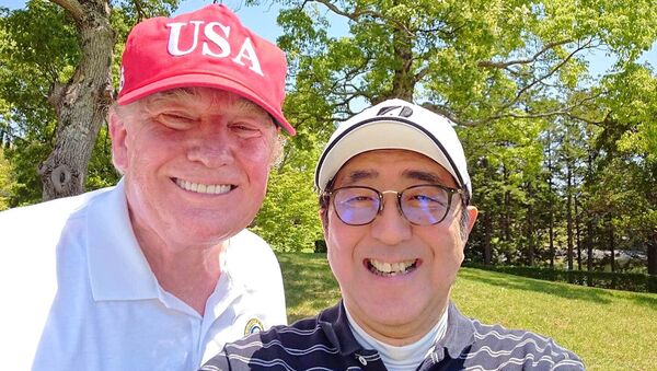 Президент США Дональд Трамп и премьер-министр Японии Синдзо Абэ делают селфи в гольф-клубе Mobara, префектура Тиба - Sputnik Южная Осетия