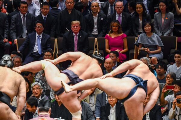 Президент США Дональд Трамп и первая леди США Меланья Трамп рядом с премьер-министром Японии Синдзо Абэ и его женой на представлении сумо в Токио - Sputnik Южная Осетия