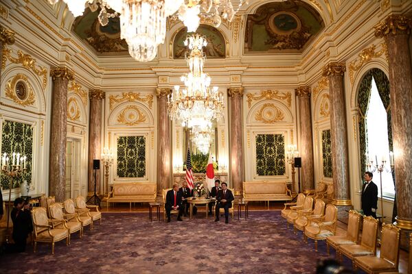 Президент США Дональд Трамп и премьер-министр Японии Синдзо Абэ на двусторонней встрече во дворце Акасака в Токио - Sputnik Южная Осетия