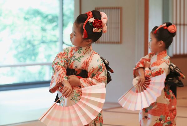 Девочки исполняют народный японский танец перед первой леди США Меланьей Трамп и женой премьер-министра Японии Акиэ Абэ во дворце Акасака в Токио - Sputnik Южная Осетия
