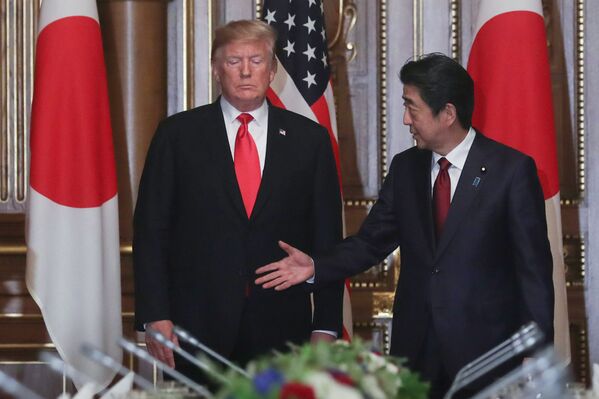 Президент США Дональд Трамп и премьер-министр Синдзо Абэ в Токио - Sputnik Южная Осетия