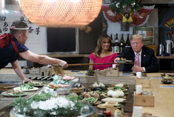 Президент США Дональд Трамп с женой Меланией на обеде с премьер-министром Японии Синдзо Абэ в Токио - Sputnik Южная Осетия