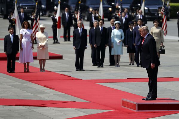Президент США Дональд Трамп и первая леди США Мелания Трамп во время церемонии приветствия в Императорском дворце в Токио - Sputnik Южная Осетия