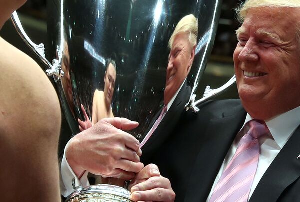 Президент США Дональд Трамп на церемонии награждения победителя Summer Grand Sumo Tournament в Токио - Sputnik Южная Осетия