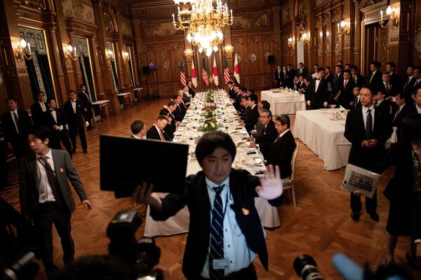Президент США Дональд Трамп с женой Меланией на обеде с премьер-министром Японии Синдзо Абэ в Токио - Sputnik Южная Осетия