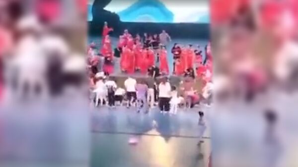 В Китае сотни детей провалились под сцену во время кастинга: видео В Китае сотни детей провалились под сцену во время кастинга: видео - Sputnik Южная Осетия