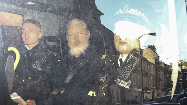 Основатель WikiLeaks Джулиан Ассанж в полицейском фургоне  - Sputnik Южная Осетия