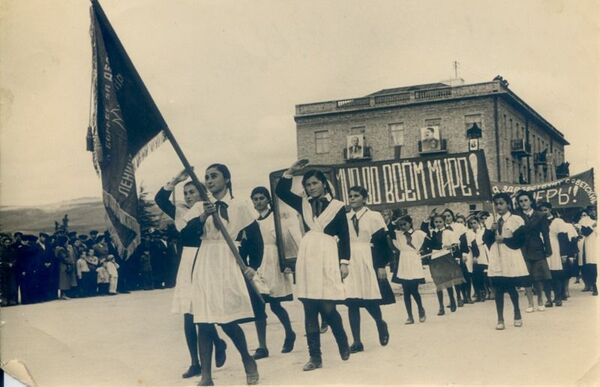 Ученицы женской средней школы №3 на параде в честь 7 ноября. 1950 г.  - Sputnik Южная Осетия