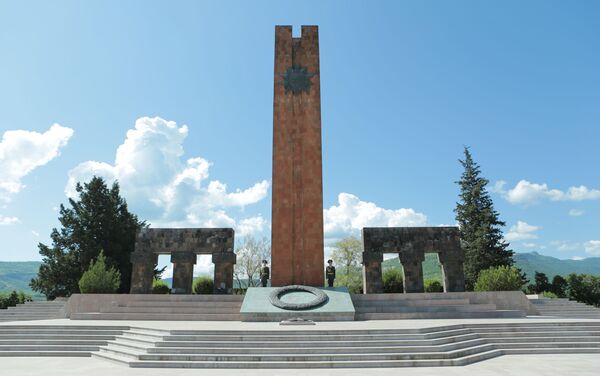Президент РЮО А.Бибилов возложил цветы к памятнику защитникам НКР - Sputnik Южная Осетия