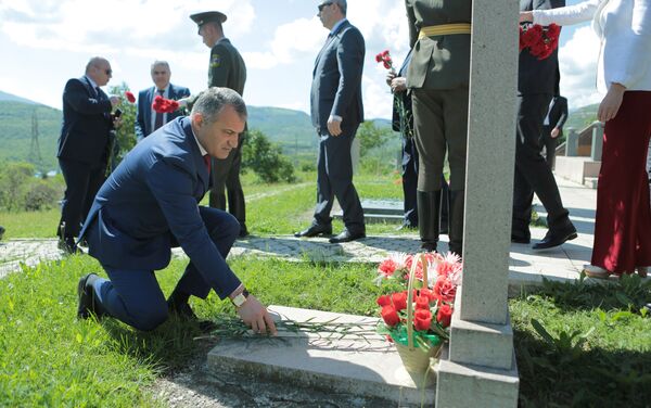 Президент РЮО А.Бибилов возложил цветы к памятнику защитникам НКР - Sputnik Южная Осетия