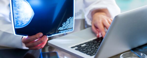 Врач анализирует результаты маммографии - Sputnik Южная Осетия