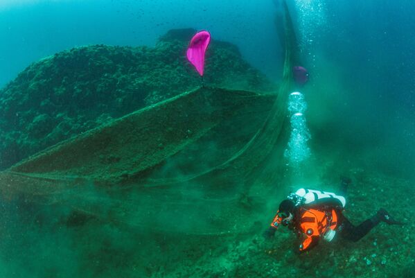 Дайверы во время очистки морского дна от рыболовных сетей в Греции - Sputnik Южная Осетия