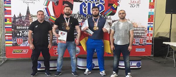 Чемпионы Европы по тяжелой атлетике - Сармат Икаев и Леван Алборов с тренером Чемпионы Европы по тяжелой атлетике - Сармат Икаев и Леван Алборов с тренером - Sputnik Южная Осетия