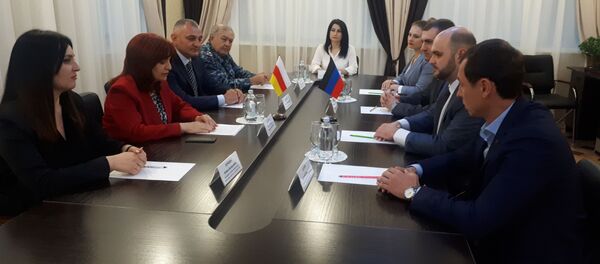 Хуссар Ирыстоны кусӕгон балцы ис Донецкы Адӕмон Республикӕйы делегаци Хуссар Ирыстоны кусӕгон балцы ис Донецкы Адӕмон Республикӕйы делегаци - Sputnik Хуссар Ирыстон