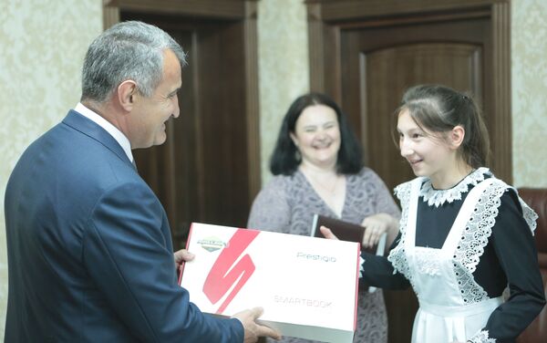 Президент РЮО Анатолий Бибилов наградил победителей детского конкурса - Sputnik Южная Осетия