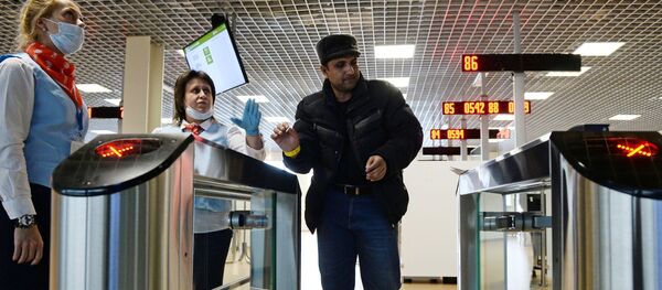 Посетитель в многофункциональном миграционном центре Посетитель в многофункциональном миграционном центре - Sputnik Южная Осетия