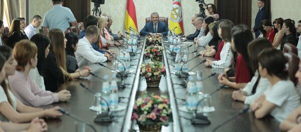 Президент Анатолий Бибилов вручил именные стипендии студентам ЮОГУ - Sputnik Южная Осетия