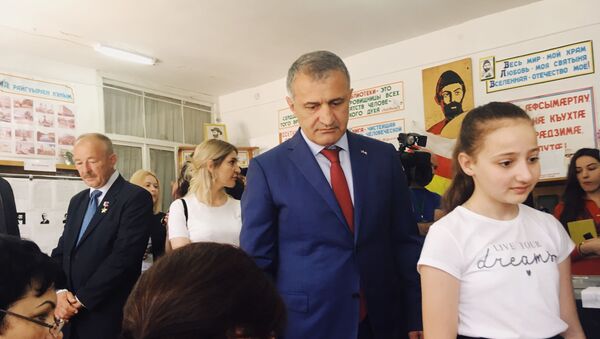 Анатолий Бибилов проголосовал на выборах в парламент РЮО - Sputnik Южная Осетия
