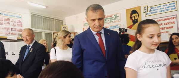 Анатолий Бибилов проголосовал на выборах в парламент РЮО - Sputnik Южная Осетия