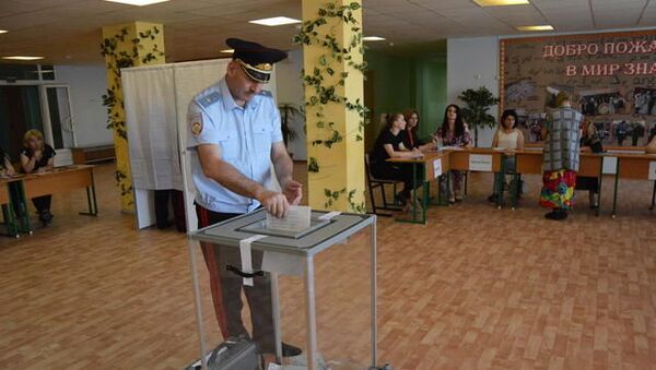 Глава МВД Игорь Наниев проголосовал на выборах в парламент РЮО - Sputnik Южная Осетия