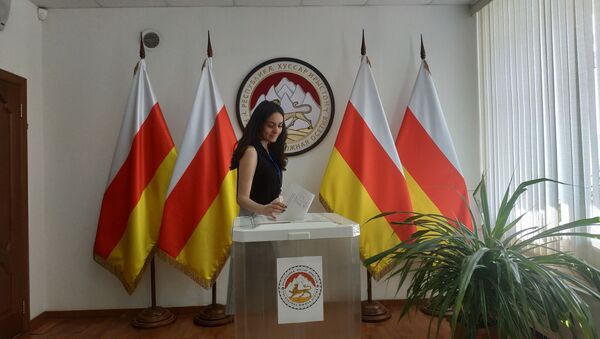 Голосование избирателей на выборах в парламент РЮО в Москве - Sputnik Южная Осетия