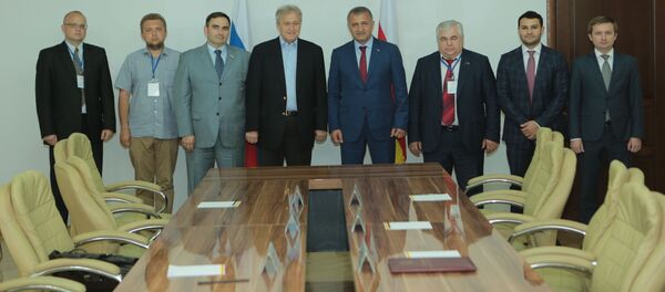 Встреча президента РЮО Анатолия Бибилова с делегацией наблюдателей из Госдумы РФ Встреча президента РЮО Анатолия Бибилова с делегацией наблюдателей из Госдумы РФ - Sputnik Южная Осетия