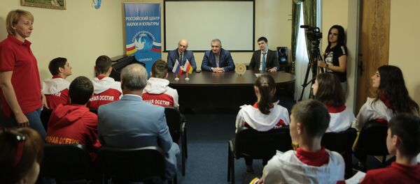 Президент РЮО Анатолий Бибилов встретился с участниками V Всемирных игр юных соотечественников - Sputnik Южная Осетия