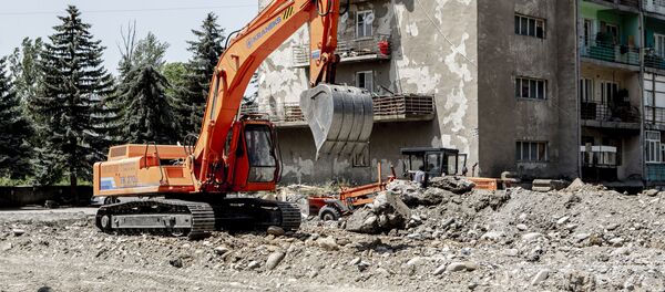 В Цхинвале снесли заброшенное здание рядом с турбазой В Цхинвале снесли заброшенное здание рядом с турбазой - Sputnik Южная Осетия