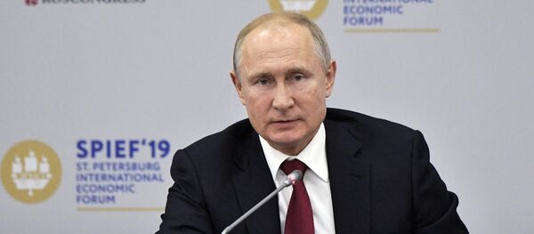 Президент РФ В. Путин на Петербургском международном экономическом форуме Президент РФ В. Путин на Петербургском международном экономическом форуме - Sputnik Южная Осетия