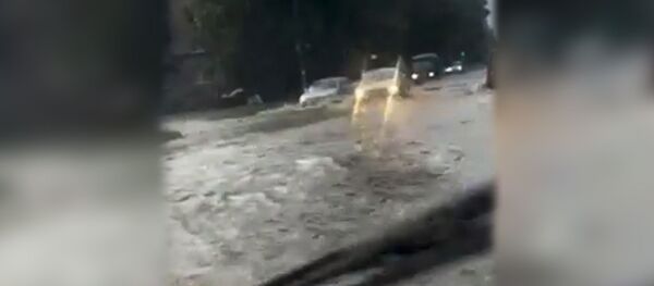 Улицы Владикавказа превратились в реки Улицы Владикавказа превратились в реки - Sputnik Южная Осетия