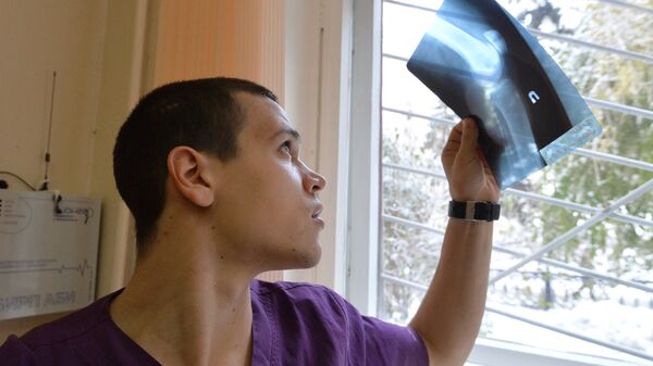 Врач-травматолог смотрит на рентгеновский снимок, фото из архива - Sputnik Южная Осетия