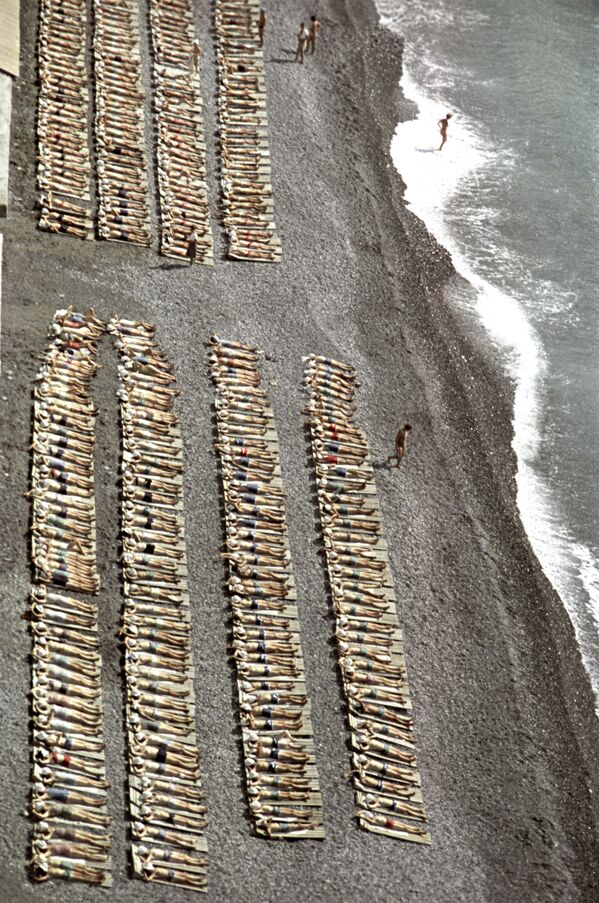 Школьники Всесоюзного пионерского лагеря имени В.И.Ленина Артек на пляже, 1963 год - Sputnik Южная Осетия