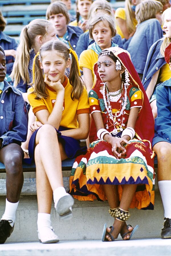 Инна Старостина из СССР и Суджата Гописетти из Индия в пионерлагере Артек, 1978 год - Sputnik Южная Осетия