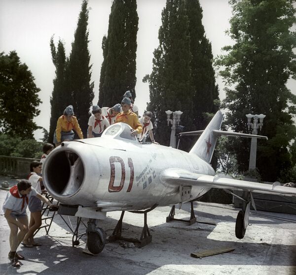 Реактивный истребитель - подарок пионерам Артека от летчиков ВВС, 1967 год - Sputnik Южная Осетия
