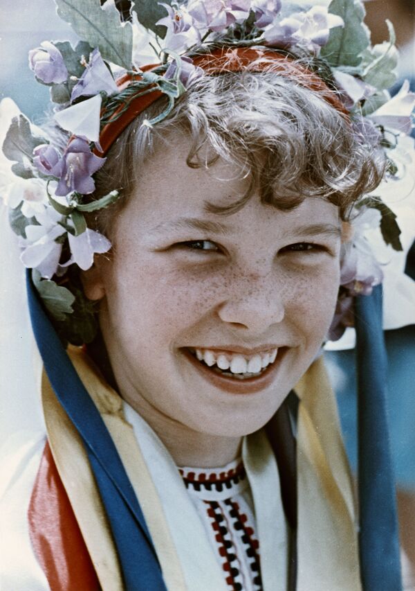 Пионерка в национальном украинском костюме в детском лагере Артек, 1965 год - Sputnik Южная Осетия