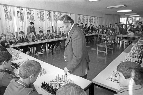 Сеанс одновременной игры в шахматы пионерам Артека дает экс-чемпион мира Михаил Таль, 1977 год - Sputnik Южная Осетия