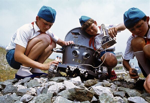 Ребята из кружка Юный техник пионерского лагеря Артек проводят испытания модели Лунохода, 1978 год - Sputnik Южная Осетия