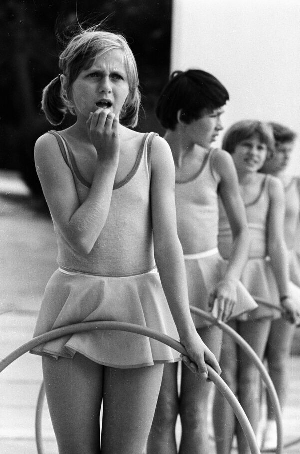 Девочки из пионерлагеря «Артек» перед выступлением на всесоюзных детских спортивных играх, 1977 год - Sputnik Южная Осетия